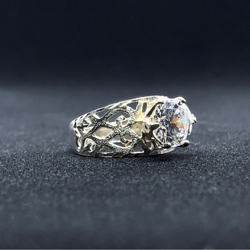 LARGE ENGAGEMENT RING - Picture 2 of 4
